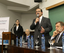 No Paraná, o Pacto terá a participação das sete universidades estaduais e das duas federais. O envolvimento acontecerá por meio do Fórum de Apoio à Formação Docente, que reúne universidades e também as Secretarias da Educação (Seed) e da Ciência, Tecnologia e Ensino Superior (Seti). <br />
<br />
Veja mais fotos em: <a href=" http://www.flickr.com/photos/flavioarns/sets/72157643217792943/" target="_blank"> http://www.flickr.com/photos/flavioarns </a>