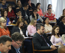 No Paraná, o Pacto terá a participação das sete universidades estaduais e das duas federais. O envolvimento acontecerá por meio do Fórum de Apoio à Formação Docente, que reúne universidades e também as Secretarias da Educação (Seed) e da Ciência, Tecnologia e Ensino Superior (Seti). <br />
<br />
Veja mais fotos em: <a href=" http://www.flickr.com/photos/flavioarns/sets/72157643217792943/" target="_blank"> http://www.flickr.com/photos/flavioarns </a>
