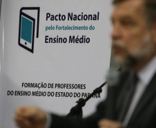 No Paraná, o Pacto terá a participação das sete universidades estaduais e das duas federais. O envolvimento acontecerá por meio do Fórum de Apoio à Formação Docente, que reúne universidades e também as Secretarias da Educação (Seed) e da Ciência, Tecnologia e Ensino Superior (Seti). <br />
<br />
Veja mais fotos em: <a href=" http://www.flickr.com/photos/flavioarns/sets/72157643217792943/" target="_blank"> http://www.flickr.com/photos/flavioarns </a>