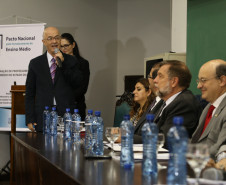 No Paraná, o Pacto terá a participação das sete universidades estaduais e das duas federais. O envolvimento acontecerá por meio do Fórum de Apoio à Formação Docente, que reúne universidades e também as Secretarias da Educação (Seed) e da Ciência, Tecnologia e Ensino Superior (Seti). <br />
<br />
Veja mais fotos em: <a href=" http://www.flickr.com/photos/flavioarns/sets/72157643217792943/" target="_blank"> http://www.flickr.com/photos/flavioarns </a>