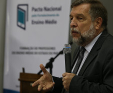 No Paraná, o Pacto terá a participação das sete universidades estaduais e das duas federais. O envolvimento acontecerá por meio do Fórum de Apoio à Formação Docente, que reúne universidades e também as Secretarias da Educação (Seed) e da Ciência, Tecnologia e Ensino Superior (Seti). <br />
<br />
Veja mais fotos em: <a href=" http://www.flickr.com/photos/flavioarns/sets/72157643217792943/" target="_blank"> http://www.flickr.com/photos/flavioarns </a>