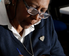 O programa Paraná Alfabetizado é uma ação coordenada pela Secretaria da Educação do Paraná, em parceria com o Ministério da Educação, prefeituras e sociedade civil. O objetivo é selecionar voluntários para alfabetizar pessoas com idade acima de 15 anos e que não sabem ler nem escrever.