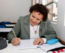 O programa Paraná Alfabetizado é uma ação coordenada pela Secretaria da Educação do Paraná, em parceria com o Ministério da Educação, prefeituras e sociedade civil. O objetivo é selecionar voluntários para alfabetizar pessoas com idade acima de 15 anos e que não sabem ler nem escrever.