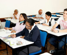 O programa Paraná Alfabetizado é uma ação coordenada pela Secretaria da Educação do Paraná, em parceria com o Ministério da Educação, prefeituras e sociedade civil. O objetivo é selecionar voluntários para alfabetizar pessoas com idade acima de 15 anos e que não sabem ler nem escrever.