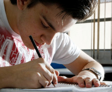 O programa Paraná Alfabetizado é uma ação coordenada pela Secretaria da Educação do Paraná, em parceria com o Ministério da Educação, prefeituras e sociedade civil. O objetivo é selecionar voluntários para alfabetizar pessoas com idade acima de 15 anos e que não sabem ler nem escrever.