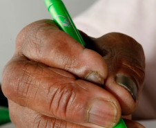 O programa Paraná Alfabetizado é uma ação coordenada pela Secretaria da Educação do Paraná, em parceria com o Ministério da Educação, prefeituras e sociedade civil. O objetivo é selecionar voluntários para alfabetizar pessoas com idade acima de 15 anos e que não sabem ler nem escrever.