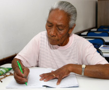 O programa Paraná Alfabetizado é uma ação coordenada pela Secretaria da Educação do Paraná, em parceria com o Ministério da Educação, prefeituras e sociedade civil. O objetivo é selecionar voluntários para alfabetizar pessoas com idade acima de 15 anos e que não sabem ler nem escrever.