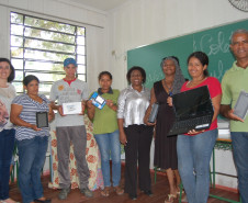 Novos aparelhos promovem a inclusão digital em escolas estaduais das comunidades quilombolas de Adrianópolis e Palmas.
