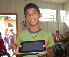 Novos aparelhos promovem a inclusão digital em escolas estaduais das comunidades quilombolas de Adrianópolis e Palmas.