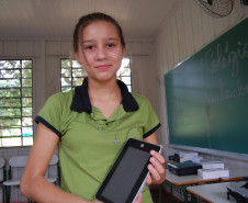 Novos aparelhos promovem a inclusão digital em escolas estaduais das comunidades quilombolas de Adrianópolis e Palmas.