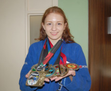 A aluna Anna Cristine de Seni Ferreira, 16 anos, do 3° ano do ensino médio, do Colégio Estadual João Loyola, em Curitiba, conquistou no mês passado o terceiro título do Campeonato Paranaense de jiu-jítsu. Há cinco anos Anna divide sua rotina diária entre treinamentos, campeonatos e estudos.  Cerca de 350 mil alunos da rede estadual de ensino já realizam atividades esportivas, científicas, artísticas culturais em contraturno escolar.