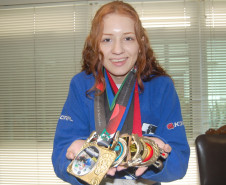 A aluna Anna Cristine de Seni Ferreira, 16 anos, do 3° ano do ensino médio, do Colégio Estadual João Loyola, em Curitiba, conquistou no mês passado o terceiro título do Campeonato Paranaense de jiu-jítsu. Há cinco anos Anna divide sua rotina diária entre treinamentos, campeonatos e estudos.  Cerca de 350 mil alunos da rede estadual de ensino já realizam atividades esportivas, científicas, artísticas culturais em contraturno escolar.