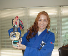 A aluna Anna Cristine de Seni Ferreira, 16 anos, do 3° ano do ensino médio, do Colégio Estadual João Loyola, em Curitiba, conquistou no mês passado o terceiro título do Campeonato Paranaense de jiu-jítsu. Há cinco anos Anna divide sua rotina diária entre treinamentos, campeonatos e estudos.  Cerca de 350 mil alunos da rede estadual de ensino já realizam atividades esportivas, científicas, artísticas culturais em contraturno escolar.