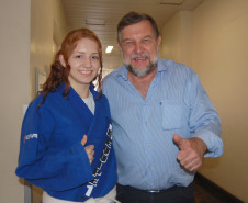 A aluna Anna Cristine de Seni Ferreira, 16 anos, do 3° ano do ensino médio, do Colégio Estadual João Loyola, em Curitiba, conquistou no mês passado o terceiro título do Campeonato Paranaense de jiu-jítsu. Há cinco anos Anna divide sua rotina diária entre treinamentos, campeonatos e estudos.  Cerca de 350 mil alunos da rede estadual de ensino já realizam atividades esportivas, científicas, artísticas culturais em contraturno escolar.
