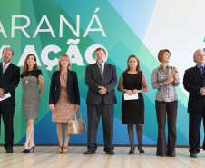 Secretaria da Educação e a Coordenação Geral da Copa do Mundo 2014 no Paraná lançam livro que integra o tema às disciplinas curriculares. <br />
<br />
Veja mais fotos em: <a href=" https://www.flickr.com/photos/flavioarns/sets/72157643369878354/" target="_blank"> https://www.flickr.com/photos/flavioarns </a>