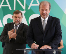 Secretaria da Educação e a Coordenação Geral da Copa do Mundo 2014 no Paraná lançam livro que integra o tema às disciplinas curriculares. <br />
<br />
Veja mais fotos em: <a href=" https://www.flickr.com/photos/flavioarns/sets/72157643369878354/" target="_blank"> https://www.flickr.com/photos/flavioarns </a>