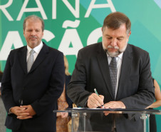 Secretaria da Educação e a Coordenação Geral da Copa do Mundo 2014 no Paraná lançam livro que integra o tema às disciplinas curriculares. <br />
<br />
Veja mais fotos em: <a href=" https://www.flickr.com/photos/flavioarns/sets/72157643369878354/" target="_blank"> https://www.flickr.com/photos/flavioarns </a>