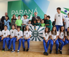 Secretaria da Educação e a Coordenação Geral da Copa do Mundo 2014 no Paraná lançam livro que integra o tema às disciplinas curriculares. <br />
<br />
Veja mais fotos em: <a href=" https://www.flickr.com/photos/flavioarns/sets/72157643369878354/" target="_blank"> https://www.flickr.com/photos/flavioarns </a>