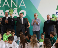 Secretaria da Educação e a Coordenação Geral da Copa do Mundo 2014 no Paraná lançam livro que integra o tema às disciplinas curriculares. <br />
<br />
Veja mais fotos em: <a href=" https://www.flickr.com/photos/flavioarns/sets/72157643369878354/" target="_blank"> https://www.flickr.com/photos/flavioarns </a>