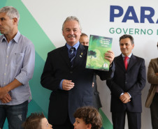 Secretaria da Educação e a Coordenação Geral da Copa do Mundo 2014 no Paraná lançam livro que integra o tema às disciplinas curriculares. <br />
<br />
Veja mais fotos em: <a href=" https://www.flickr.com/photos/flavioarns/sets/72157643369878354/" target="_blank"> https://www.flickr.com/photos/flavioarns </a>