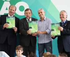 Secretaria da Educação e a Coordenação Geral da Copa do Mundo 2014 no Paraná lançam livro que integra o tema às disciplinas curriculares. <br />
<br />
Veja mais fotos em: <a href=" https://www.flickr.com/photos/flavioarns/sets/72157643369878354/" target="_blank"> https://www.flickr.com/photos/flavioarns </a>