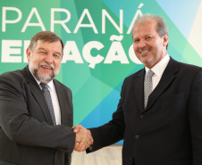 Secretaria da Educação e a Coordenação Geral da Copa do Mundo 2014 no Paraná lançam livro que integra o tema às disciplinas curriculares. <br />
<br />
Veja mais fotos em: <a href=" https://www.flickr.com/photos/flavioarns/sets/72157643369878354/" target="_blank"> https://www.flickr.com/photos/flavioarns </a>