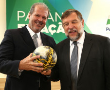 Secretaria da Educação e a Coordenação Geral da Copa do Mundo 2014 no Paraná lançam livro que integra o tema às disciplinas curriculares. <br />
<br />
Veja mais fotos em: <a href=" https://www.flickr.com/photos/flavioarns/sets/72157643369878354/" target="_blank"> https://www.flickr.com/photos/flavioarns </a>