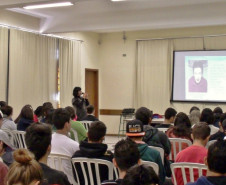 Professora de Sociologia Joana D’Arc Moreira Nolli em oficina para alunos.