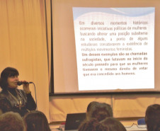Professora de Sociologia Joana D’Arc Moreira Nolli em oficina para alunos.