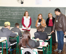 Entrega de laptop para a aluna de baixa visão Raianne Vitória Ruas. 04-04-14.