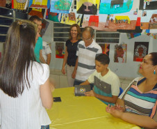 O projeto de leitura “Ler transforma o mundo”, do Colégio Estadual João Paulo II, de Realeza, Sudoeste do Paraná, rendeu o lançamento do livro “5 à mesa” escrito pelo aluno Eliaquim Lucca, 15 anos, do 2º ano do ensino médio. 