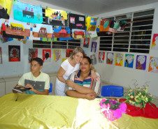 O projeto de leitura “Ler transforma o mundo”, do Colégio Estadual João Paulo II, de Realeza, Sudoeste do Paraná, rendeu o lançamento do livro “5 à mesa” escrito pelo aluno Eliaquim Lucca, 15 anos, do 2º ano do ensino médio. 