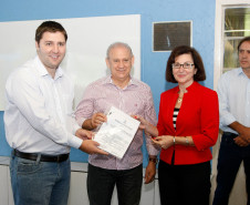 CEEP Assis Brasil em Clevelândia receberá novas acomodações para alunos e novos laboratórios, chefe do Núcleo Regional de Educação de Pato Branco assina documento. 11-04-14. 