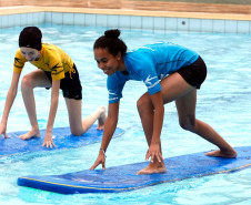Aula de Surf na piscina do Colégio Estadual do Paraná. 09-04-14.