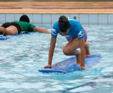 Aula de Surf na piscina do Colégio Estadual do Paraná. 09-04-14. Foto: Hedeson Alves