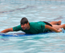 Aula de Surf na piscina do Colégio Estadual do Paraná. 09-04-14. Foto: Hedeson Alves