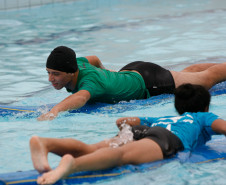 Aula de Surf na piscina do Colégio Estadual do Paraná. 09-04-14. Foto: Hedeson Alves