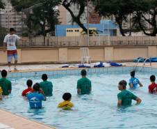 Aula de Surf na piscina do Colégio Estadual do Paraná. 09-04-14. Foto: Hedeson Alves