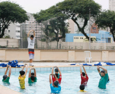 Aula de Surf na piscina do Colégio Estadual do Paraná. 09-04-14. Foto: Hedeson Alves