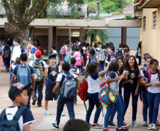 A Secretaria de Estado da Educação informa que as escolas estaduais do Paraná deverão ficar abertas para receber os alunos.