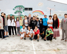 Colégio Estadual Maria Heloisa Casseli, alunos no contraturno tendo aula de Peteca. 14-04-14.  