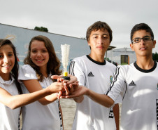 Colégio Estadual Maria Heloisa Casseli, alunos no contraturno tendo aula de Peteca. 14-04-14. 