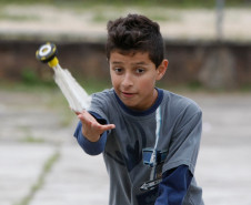 Colégio Estadual Maria Heloisa Casseli, alunos no contraturno tendo aula de Peteca. 14-04-14.  