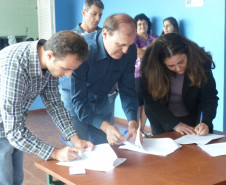 O contrato e a ordem de serviços para início das obras de reparos na Escola Estadual do Campo São Salvador, em Cascavel, foram assinados nessa terça-feira (22).