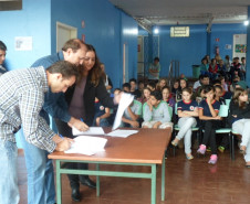O contrato e a ordem de serviços para início das obras de reparos na Escola Estadual do Campo São Salvador, em Cascavel, foram assinados nessa terça-feira (22).
