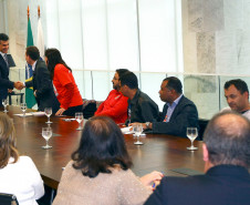 Governador Beto Richa recebe representantes da APP. Curitiba, 23/04/2014.