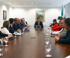 Governador Beto Richa recebe representantes da APP. Curitiba, 23/04/2014.