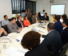 O Governo do Estado reafirmou o compromisso com a valorização do magistério estadual e propôs nesta quinta-feira (24/04) uma compensação financeira pelos 3,33% de hora-atividade, principal item da pauta do sindicato da categoria para organizar a greve que afeta parte das escolas estaduais.