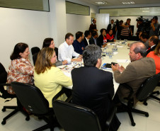 O Governo do Estado reafirmou o compromisso com a valorização do magistério estadual e propôs nesta quinta-feira (24/04) uma compensação financeira pelos 3,33% de hora-atividade, principal item da pauta do sindicato da categoria para organizar a greve que afeta parte das escolas estaduais.