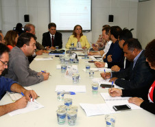 O Governo do Estado reafirmou o compromisso com a valorização do magistério estadual e propôs nesta quinta-feira (24/04) uma compensação financeira pelos 3,33% de hora-atividade, principal item da pauta do sindicato da categoria para organizar a greve que afeta parte das escolas estaduais.